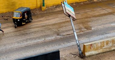شكوى من سقوط عمود إنارة على طريق أسيوط الزراعى بسبب سوء الطقس