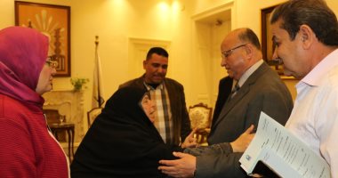 محافظ القاهرة يخصص وحدة سكنية لسيدة تفترش الشارع.. صور