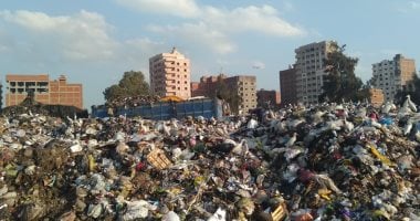 "سيبها علينا".. شكوى من انتشار القمامة بشارع عمارات الابعد بالمنصورة