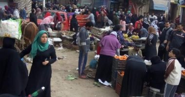 بائعون يقيمون سوق الماشية بأشمون رغم قرار منع إقامتها للوقاية من كورونا.. صور