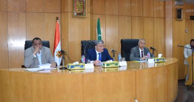 محافظ المنيا: منع التجمعات وتطهير كل المنشآت وحملات مكثفة لضبط الأسواق