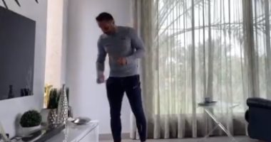   حازم إمام يشارك في تحدي البقاء بالمنزل لمواجهة فيروس كورونا