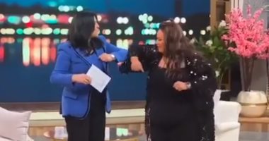 "معكم" فى زمن كورونا.. هكذا تصافح منى الشاذلى ضيوفها.. فيديو