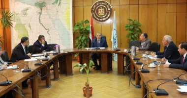 صور.. القوى العاملة: تقليل عدد العاملين بالمصانع والشركات لمواجهة كورونا.. تفويض اتحاد الصناعات لوضع رؤية تتناسب مع حالة كل صناعة.. واتحاد عمال مصر: لن يضار أى عامل ورجال الأعمال عليهم تحمل المسئولية المجتمعية 