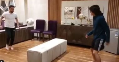 "أحمى نفسك وعائلتك".. الصقر أحمد حسن ينافس ابنه فى كرة القدم بالمنزل..فيديو  