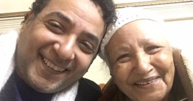ياسر الطوبجى ينعى أمه بصورة تجمعهما سويًا