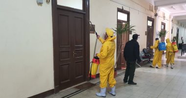 صور .. تعقيم وتطهير مبنى إدارة جامعة بنها للوقاية من كورونا