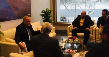رئيس العربية للتصنيع يُستقبل شبابا ساعدوا مواطنين تعطلت سياراتهم أثناء الطقس السيئ