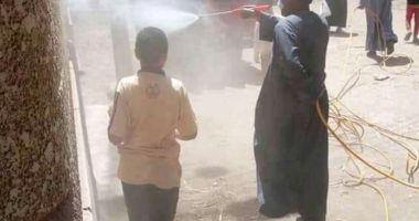 أهالى "القلمينا" بقنا يطهرون شوارع القرية للحد من انتشار فيروس كورونا
