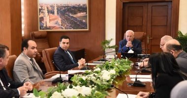 محافظ بورسعيد يطالب أصحاب المصانع بتخفيف العمالة 