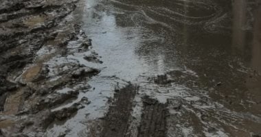 أهالى قرية كفر شكر بالقليوبية يشكون من برك الطين بسبب مياه الأمطار