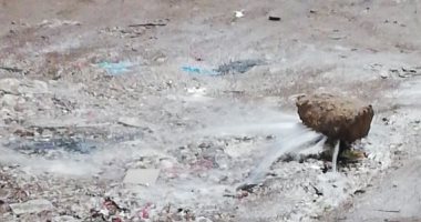 كسر مسورة مياه فى شارع عثمان ابن عفان بجسر السويس .. والأهالى يشتكون