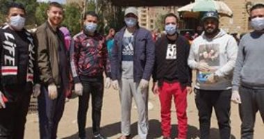 فيها حاجة حلوة.. شباب كفر المنفى بالهرم يوزعون الكمامات والمطهرات بالمجان على الأهالى