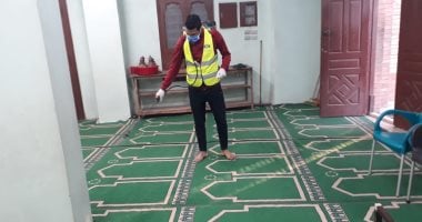 صور..شباب عزبة البرنس يتطوعون لتعقيم المساجد ضد كورونا