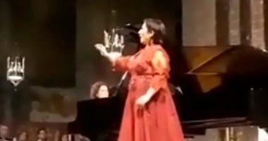 ابق حيث الغناء.. مغنية أوبرا تتحدى كورونا وتمتع جيرانها خلال الحظر فى إسبانيا