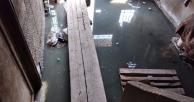 سكان شارع المنارة بحى المرج يناشدون المسئولين سحب مياه المجارى