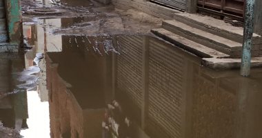 أهالى شوارع ميت مزاح بالمنصورة يستغيثون من انتشار مياه الصرف الصحى