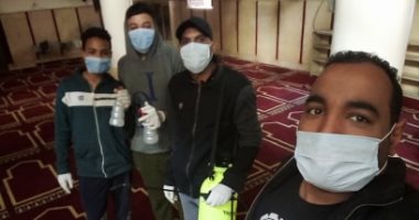 شباب كفر الجبل يتطوعون لتعقيم المساجد في شارع الهرم لمواجهة كورونا