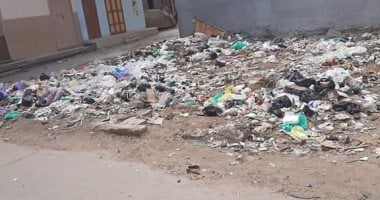 "سيبها علينا".. شكوى من تراكم القمامة فى شوارع دمياط ..صور