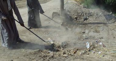 رفع 140 طن مخلفات وتركيب عدد 10 أعمدة إنارة بمدينة الزينية فى الأقصر