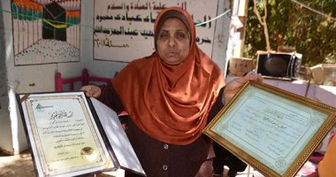 الأم المثالية بالأقصر تروى قصة كفاحها: ربيت أبنائى الثلاثة حتى وصلوا لكليات الهندسة وتكنولوجيا البصريات.. صفاء: كنت الأب والأم لهم حتى تفوقوا.. وزوجى كان أول شهيد بمشروع توشكى عام 97.. صور