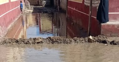 أهالى قرية قصر الباسل بالفيوم يشكون تراكم مياه الأمطار ويطالبون بإزالتها