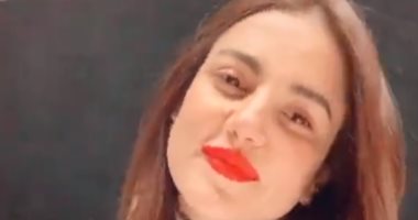 "علشان مابقتش تحبنى" .. درة تبدأ فيديوهات "تيك توك" بأغنية يسرا الجندى