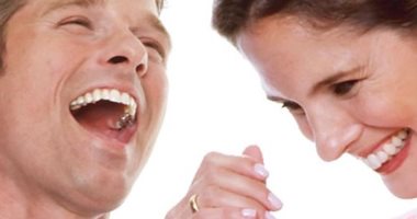 لماذا تضحك دون سبب أحيانًا؟.. كيف يتعامل المخ مع المشاعر المختلفة