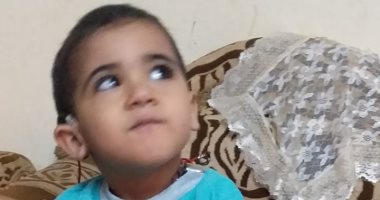 مأساة طفل من الغربية يحتاج 10 آلاف جنيه لتركيب جزء من السماعة الخارجية