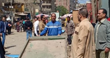صور.. محافظة الجيزة تزيل الباعة الجائلين بترعة الزمر فى بولاق لمواجهة كورونا
