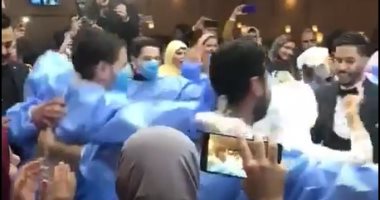الحب فى زمن كورونا.. فرح مصرى بالكمامة والأفرول الطبى.. فيديو وصور