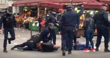 الداخلية الفرنسية توقف 3 شرطيين عن العمل لاعتدائهم على رجل أسود