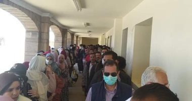صور ..منفذ قسطل بأسوان يستقبل عشرات الطلاب المصريين القادمين من السودان