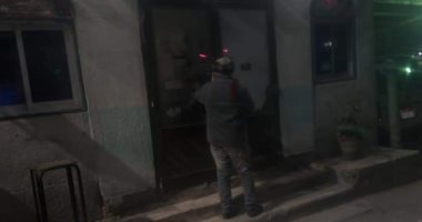 صور.. محافظ كفر الشيخ يتابع حملة غلق المقاهى والكافيهات والمحال  