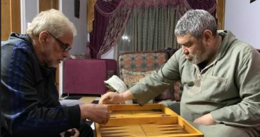 صورة.. أحمد ناجى يواجه البقاء في البيت بـ" الطاولة "