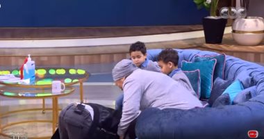 حسين الشحات يقبل قدم والدته على الهواء ويقدم لها هدية عيد الأم.. فيديو