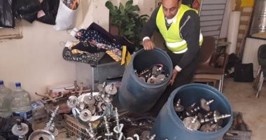 صور.. إغلاق 33 مقهى بالبحيرة ومصادرة "الشيش" فى حملة ليلية