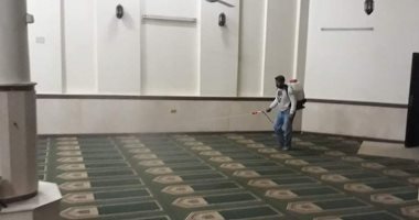 صور.. شباب قرية ميت ربيعة بالشرقية يعقمون المساجد قبل صلاة الجمعة