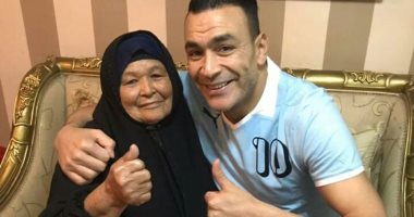 عصام الحضرى محتفلاً بوالدته: "كل سنة وأنتى منورة حياتنا يا ست الكل"