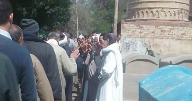 عزاء دون مصافحة فى قرية صفط زيق بالشرقية.. خوفا من كورونا