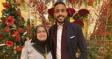 ‏عندما تضحكين تضحك الحياة.. هكذا تغزل محمود كهربا في والدته بعيد الأم