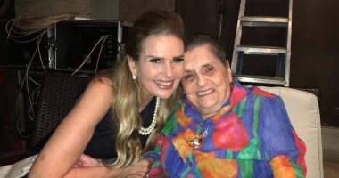يسرا تحتفل بعيد الأم مع والدتها الراحلة: علمتنى كتير وربتينى أحسن تربية