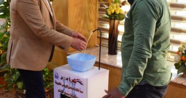 محافظ أسوان يلتقى شابين ابتكرا جهاز للتعقيم من الكورونا ذاتيا.. صور 