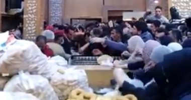 بعد قرار حظر التجوال بالأردن.. تدافع مواطنين على شراء السلع الغذائية  "فيديو"