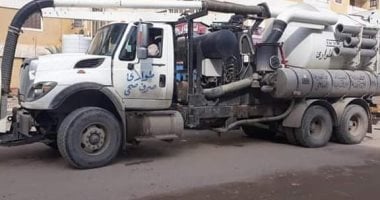 مجلس مدينة العريش يدفع بسيارت كسح للتخلص من برك الأمطار