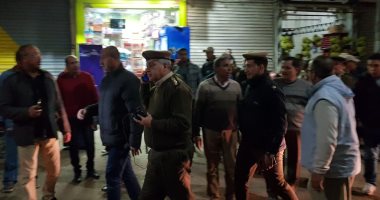 الأجهزة الأمنية بمركز بلبيس تتابع غلق المطاعم والمحال التجارية.. صور