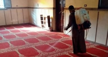 قارئ يشارك بصور لتعقيم المساجد والشوارع بقرية كوم بلال بقنا ضد فيروس كورونا