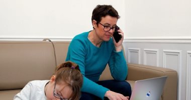 10 حيل للسيطرة على أطفالك أثناء عملك من المنزل.. "اشغلهم بمهمة ينجزوها"