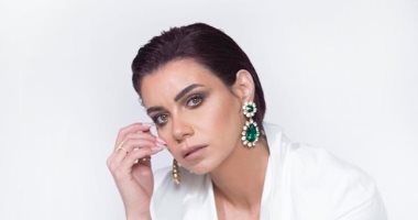 نور قدرى تعود للغناء بعد غياب بمناسبة عيد الأم من خلال "تاج راسي".. فيديو
