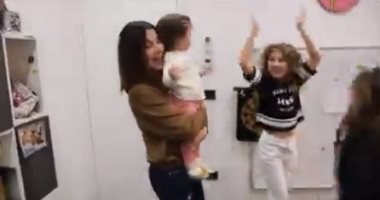 لعب ورقص وحب.. هكذا احتفلت نانسى عجرم بعيد الأم وسط بناتها.. فيديو وصور